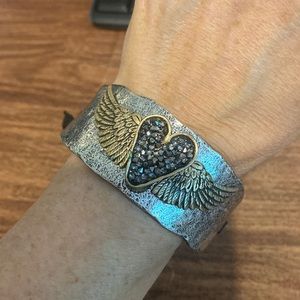 Adjustable Silver Metal w\Gold Wings Bracelet